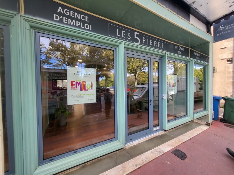 Vitrine de l'agence d'intérim Les 5 Pierre