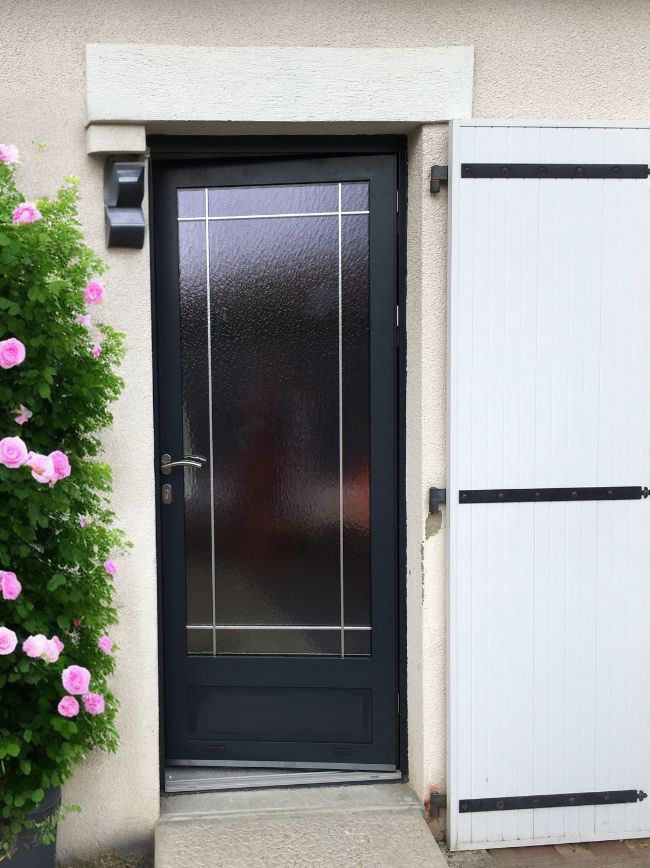 Porte aluminium avec un panneau vitré avec présence de petit-bois dans celui-ci