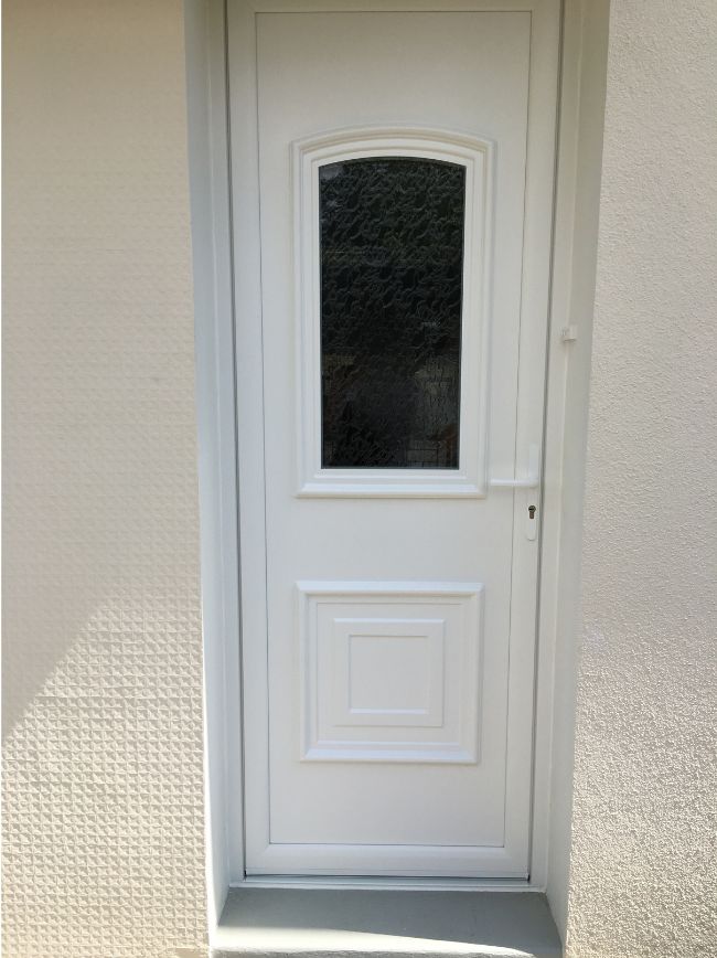 Porte PVC blanche avec insertion de vitrage